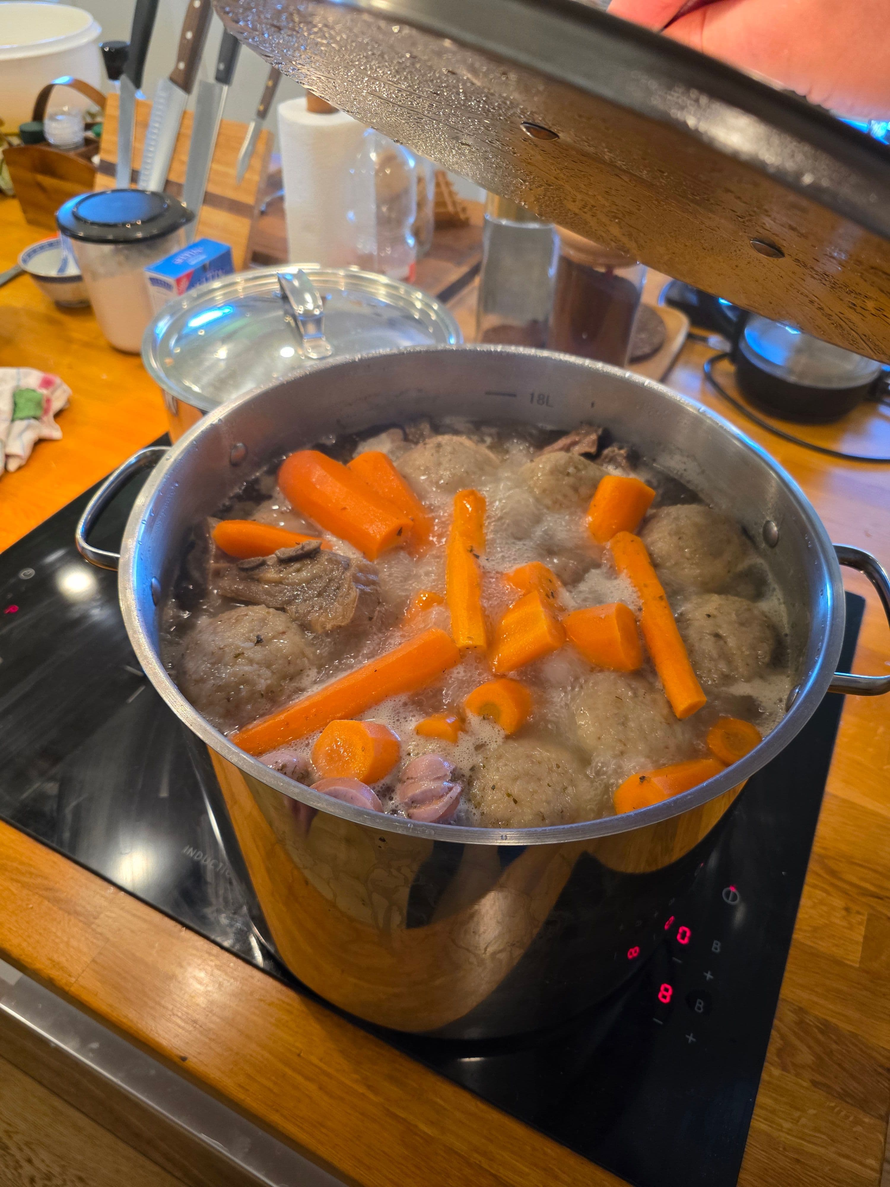 kokende gryte med komler